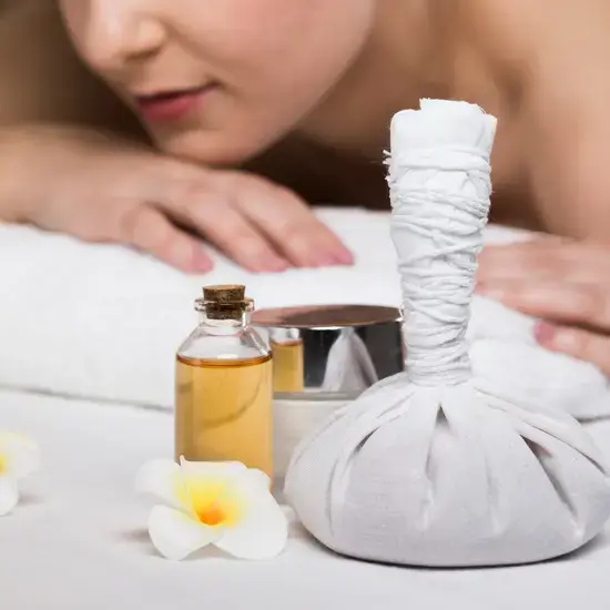 Herbal Bliss (120 minutes) – 60-minute Oil Massage & 60-minute Herbal Compress
