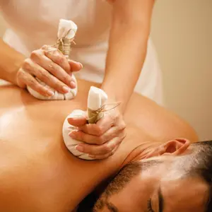 นวดประคบสมุนไพร (Herbal Compress Massage)