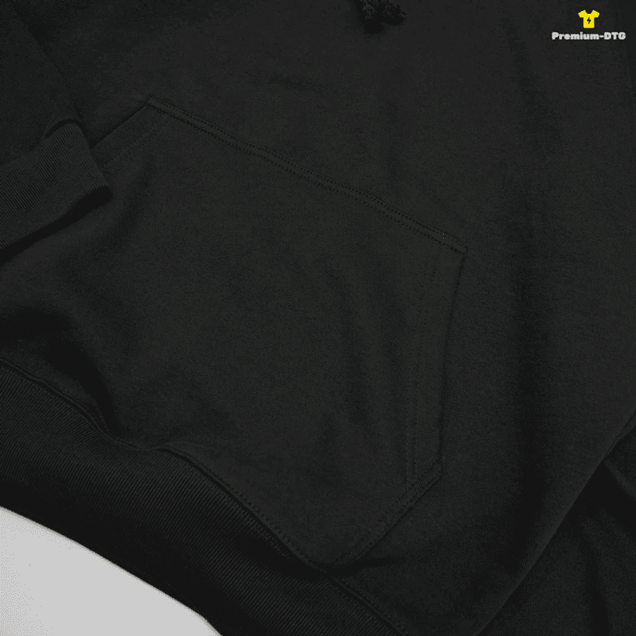 ภาพระยะใกล้ของเสื้อ SAVAGE HOODIE สีดำ งานตัดเย็บของฮู้ด