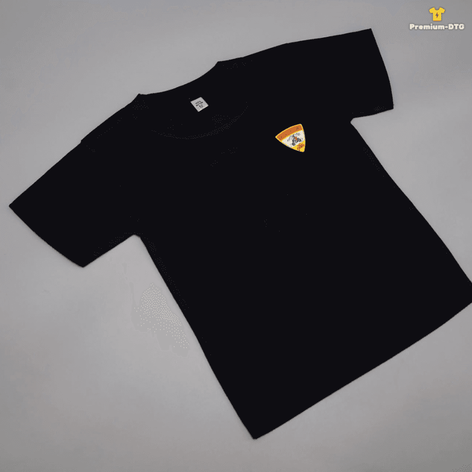 ตัวอย่างผลงานสกรีนเสื้อ DTF สีสด คมชัด ติดทน สำหรับเสื้อทีมและองค์กร