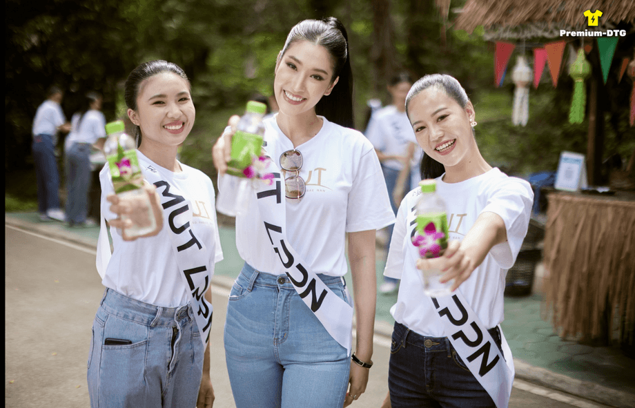 ทีมงานสวมเสื้อกิจกรรมสกรีน DTF และ DTG ผลิตโดย Premium-DTG