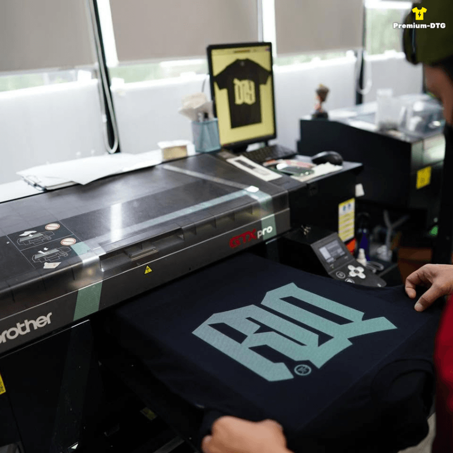 เครื่อง Brother GTX Pro กำลังพิมพ์ลายลงบนเสื้อด้วยระบบ DTG ในโรงงาน Premium-DTG