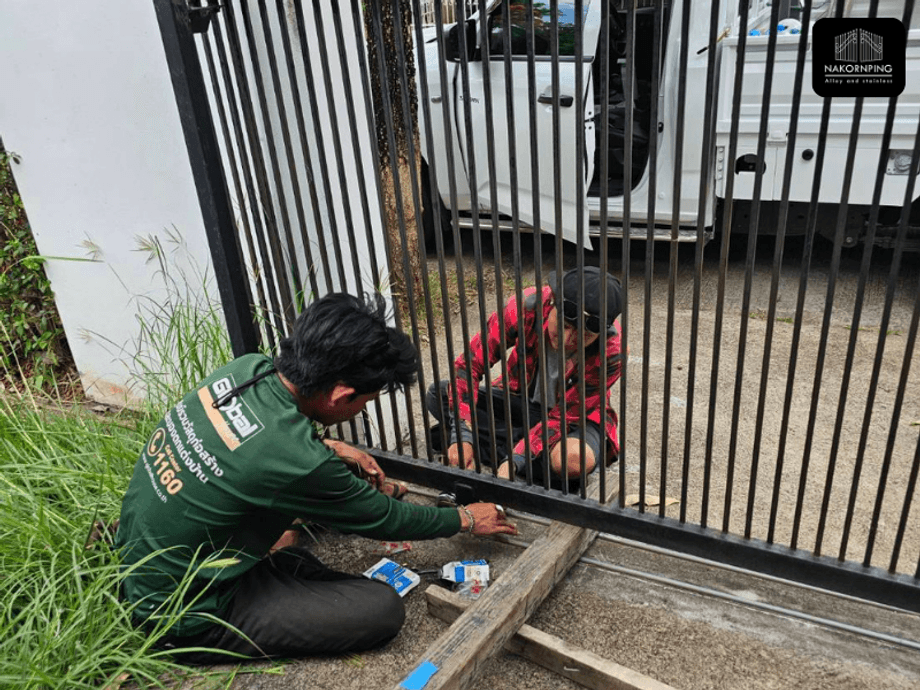 ทีมช่างนครพิงค์อัลลอยติดตั้ง ซ่อม และเปลี่ยนล้อประตูรั้วในเชียงใหม่