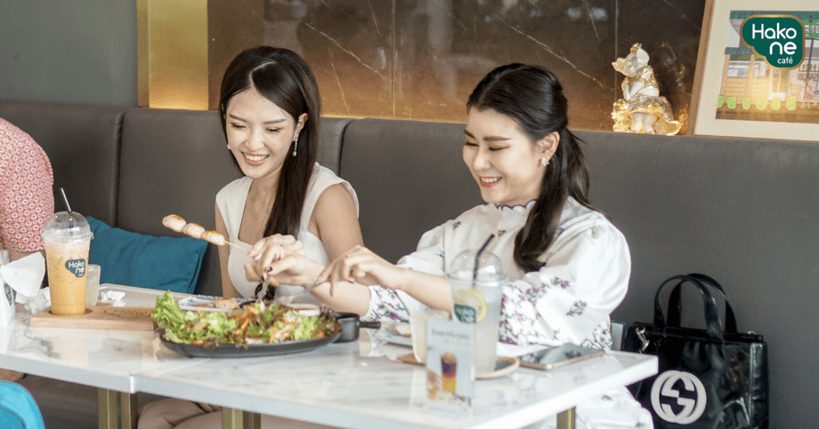 บรรยากาศร้าน Hakone Cafe Cm. สำหรับนั่งทำงาน พบปะ และรับประทานอาหารญี่ปุ่น