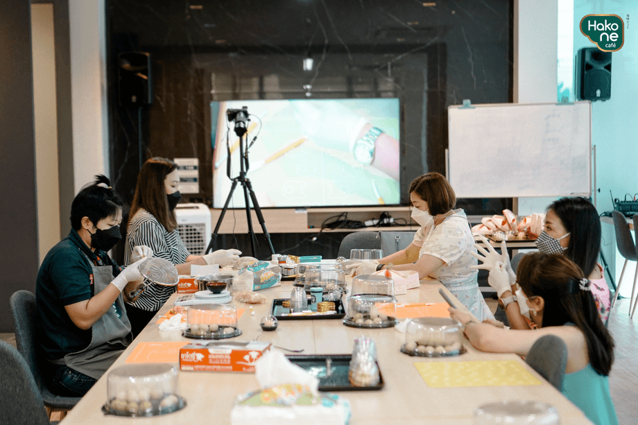 ห้องประชุมและพื้นที่จัดกิจกรรมพร้อม Smart TV และไวท์บอร์ดของ Hakone Cafe