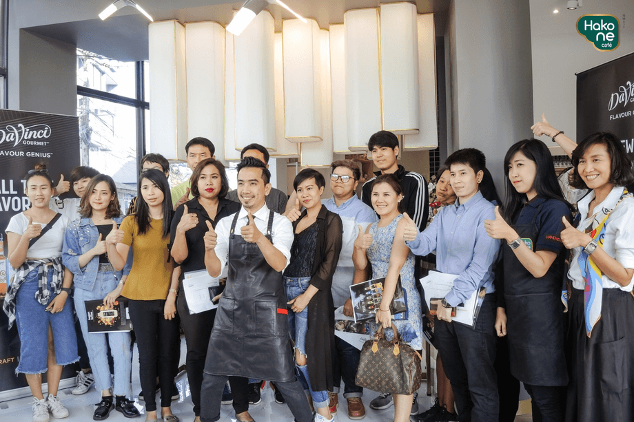 ผู้เข้าร่วมกิจกรรมนั่งพูดคุยในบรรยากาศอบอุ่นของ Hakone Cafe เชียงใหม่