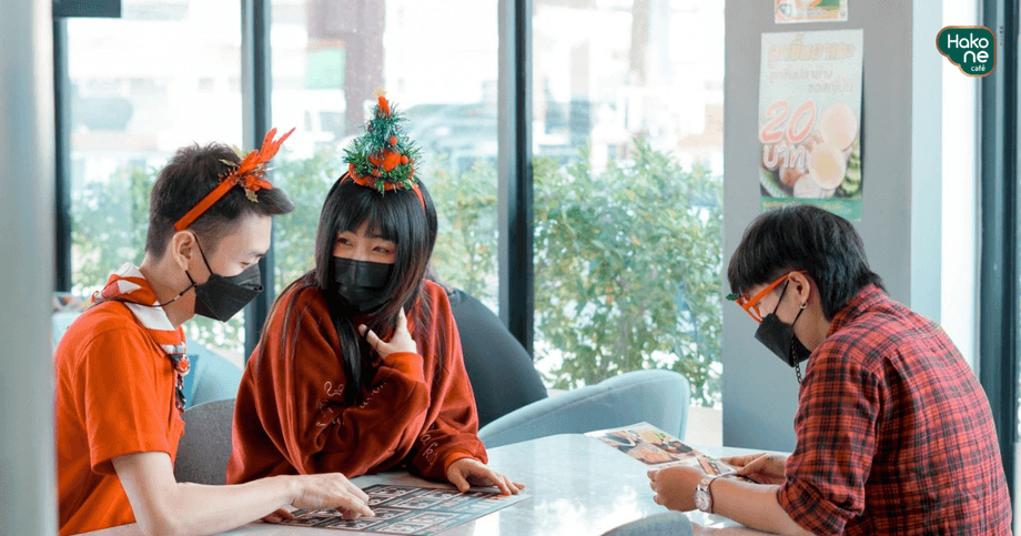 ลูกค้ารับประทานอาหารญี่ปุ่นฟิวชั่นในบรรยากาศอบอุ่นของ Hakone Cafe