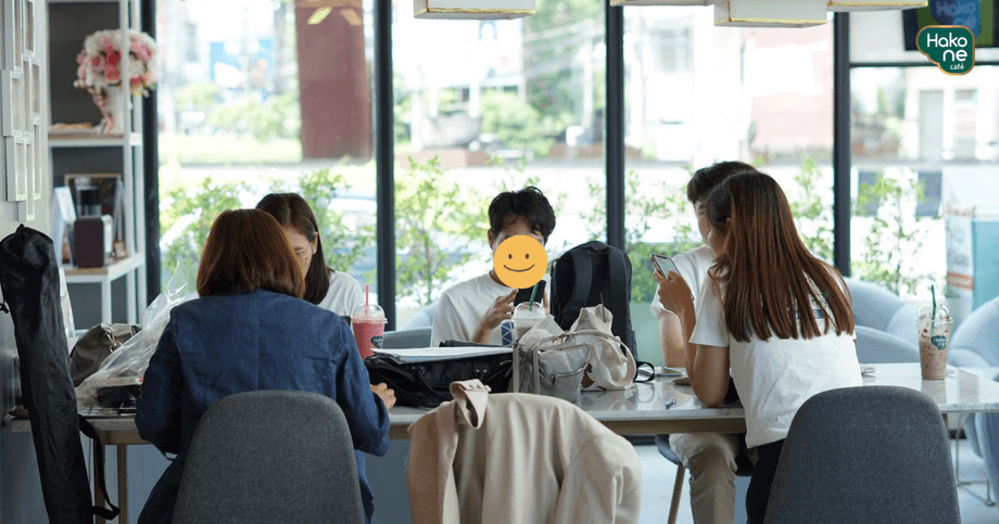 ลูกค้ากำลังนั่งทำงานใน Co-working Space ของ Hakone Cafe จังหวัดเชียงใหม่